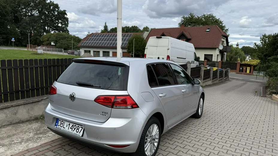 VOLKSWAGEN Golf -