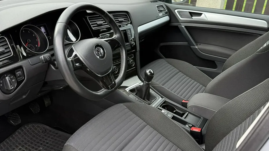 VOLKSWAGEN Golf -