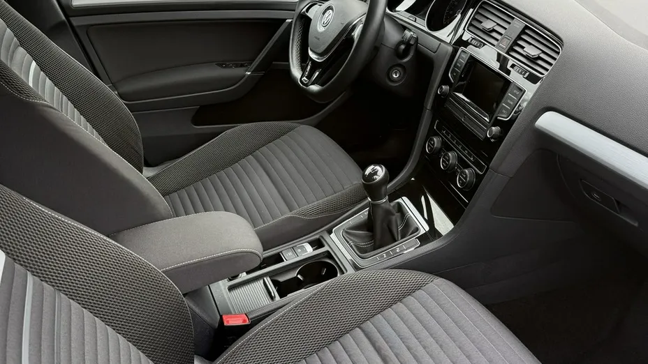 VOLKSWAGEN Golf -