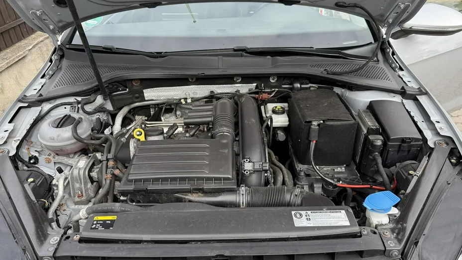 VOLKSWAGEN Golf -