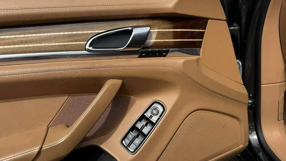 PORSCHE Panamera -