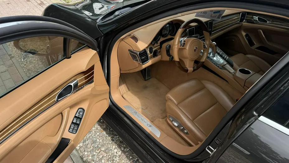 PORSCHE Panamera -