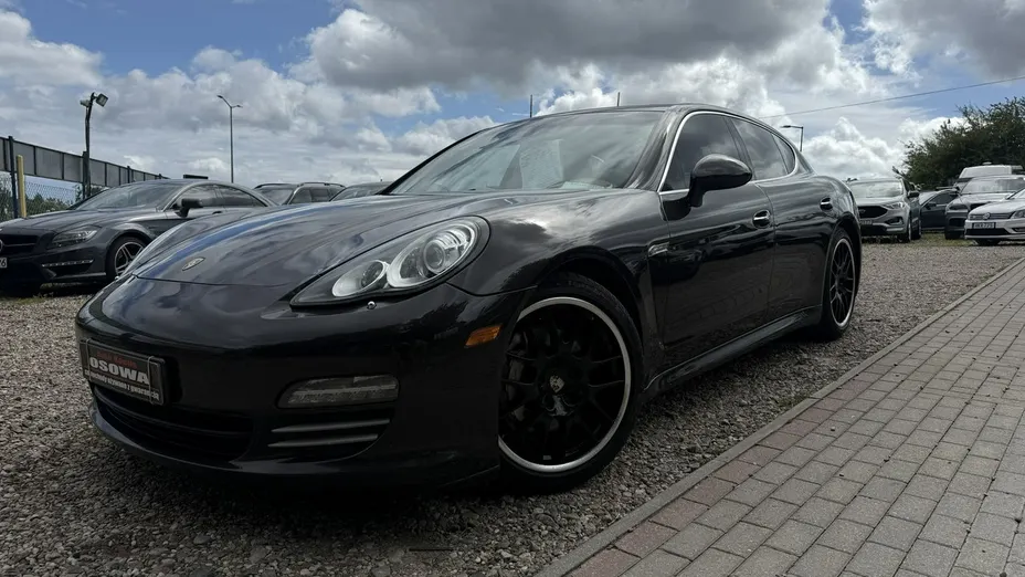 PORSCHE Panamera -