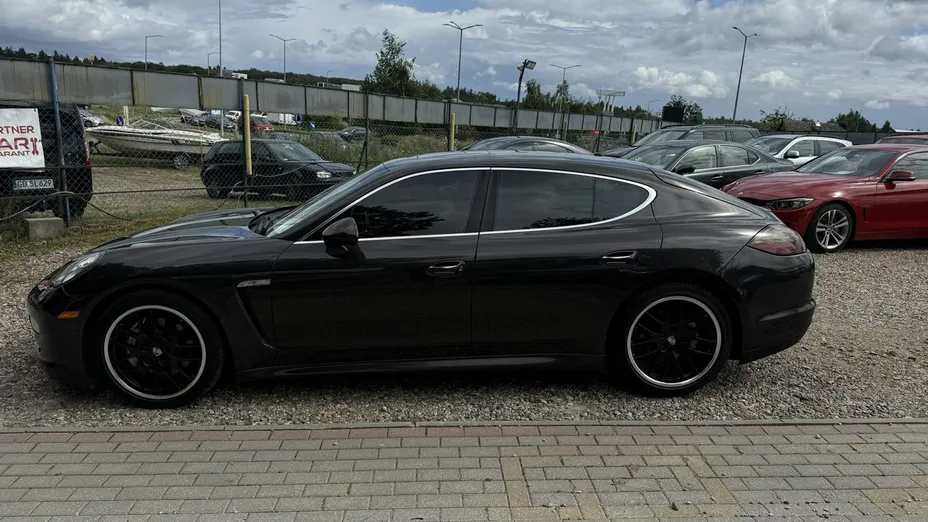 PORSCHE Panamera -