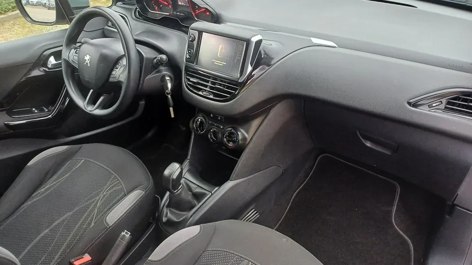 PEUGEOT 208 -