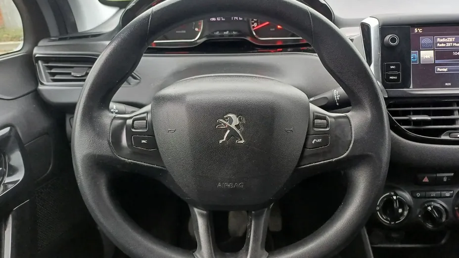 PEUGEOT 208 -