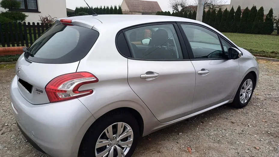 PEUGEOT 208 -