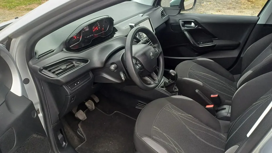 PEUGEOT 208 -