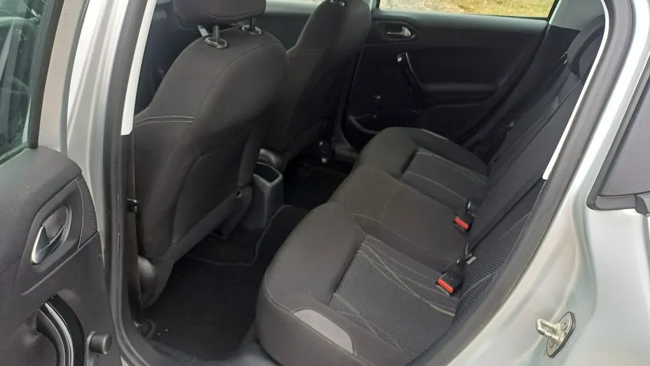 PEUGEOT 208 -