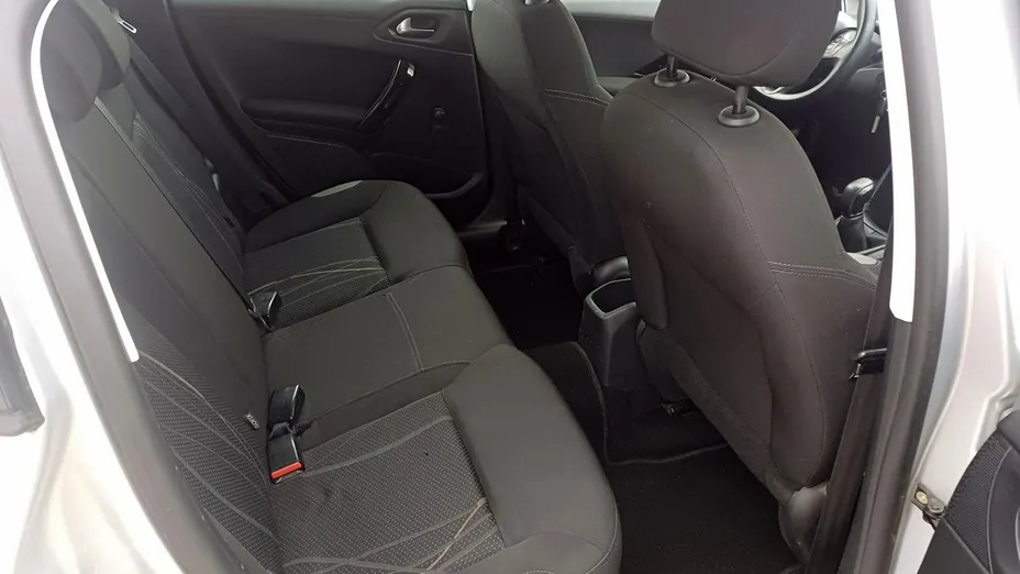 PEUGEOT 208 -