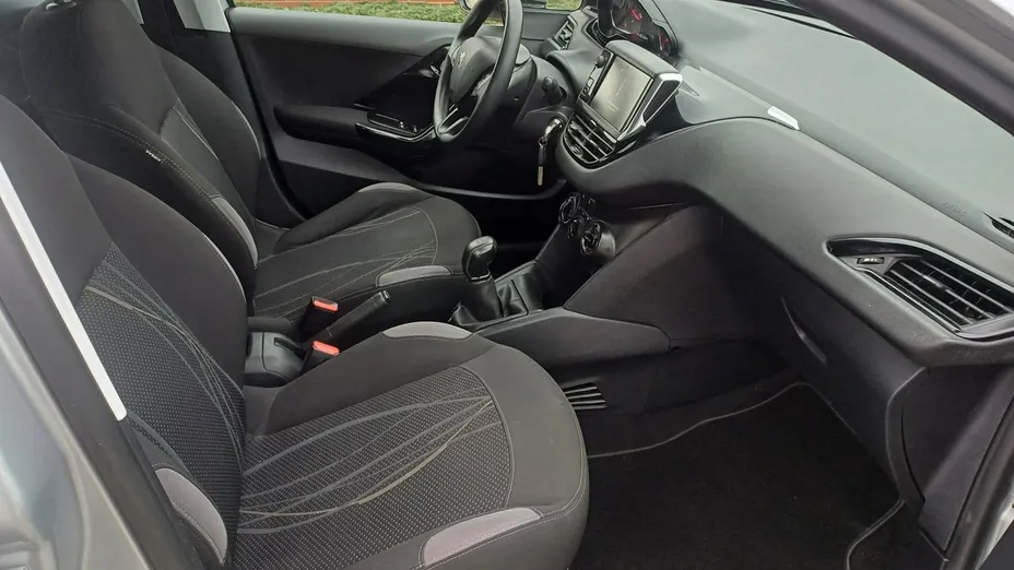 PEUGEOT 208 -