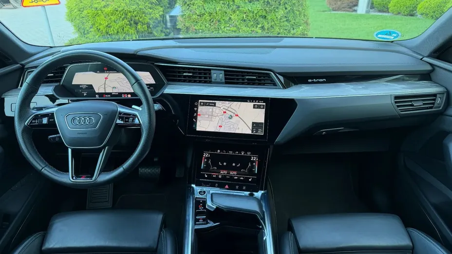 AUDI e-tron -