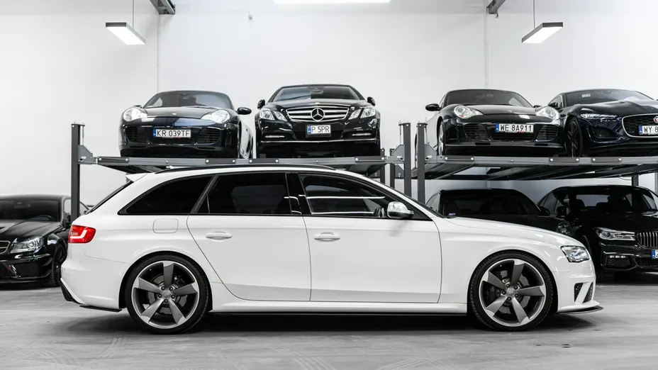 AUDI RS4 -