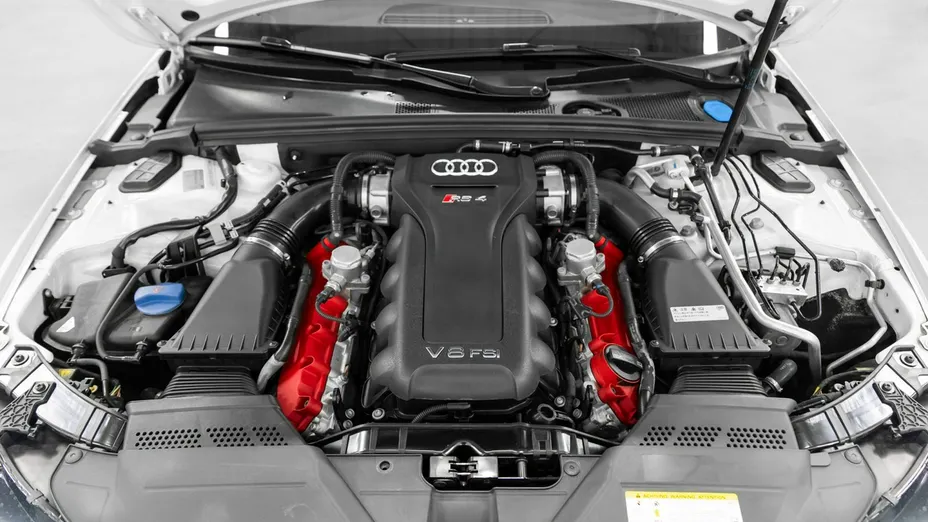 AUDI RS4 -