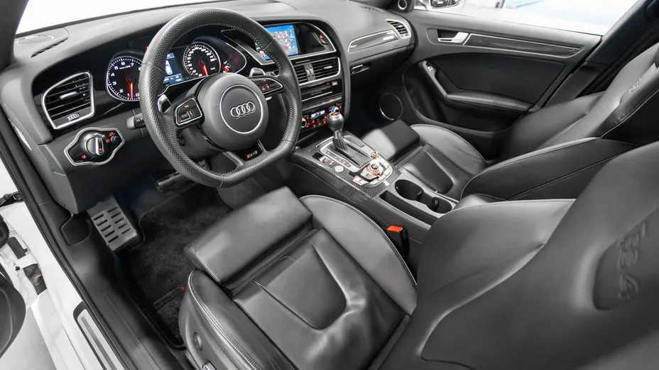 AUDI RS4 -