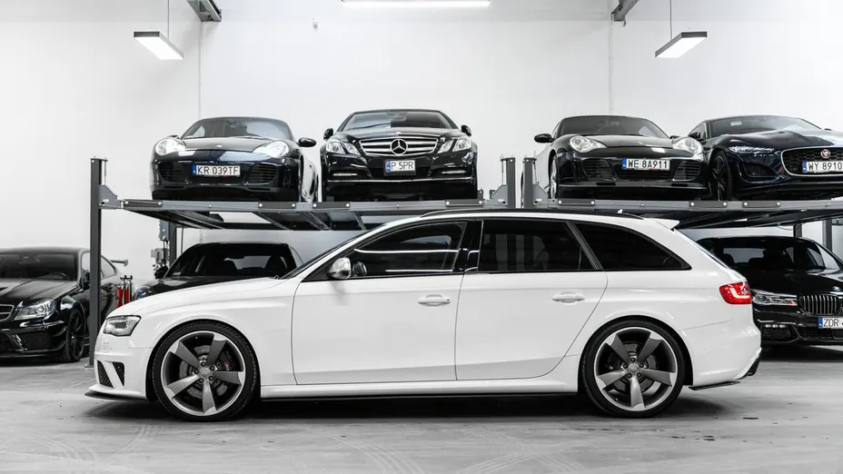 AUDI RS4 -