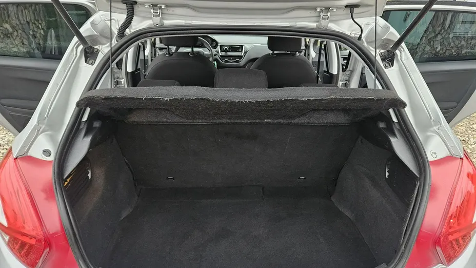 PEUGEOT 208 -