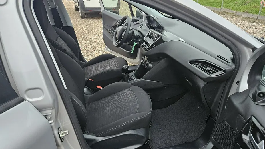 PEUGEOT 208 -
