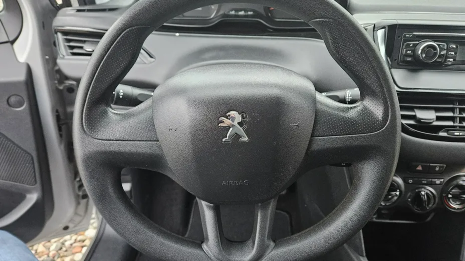 PEUGEOT 208 -