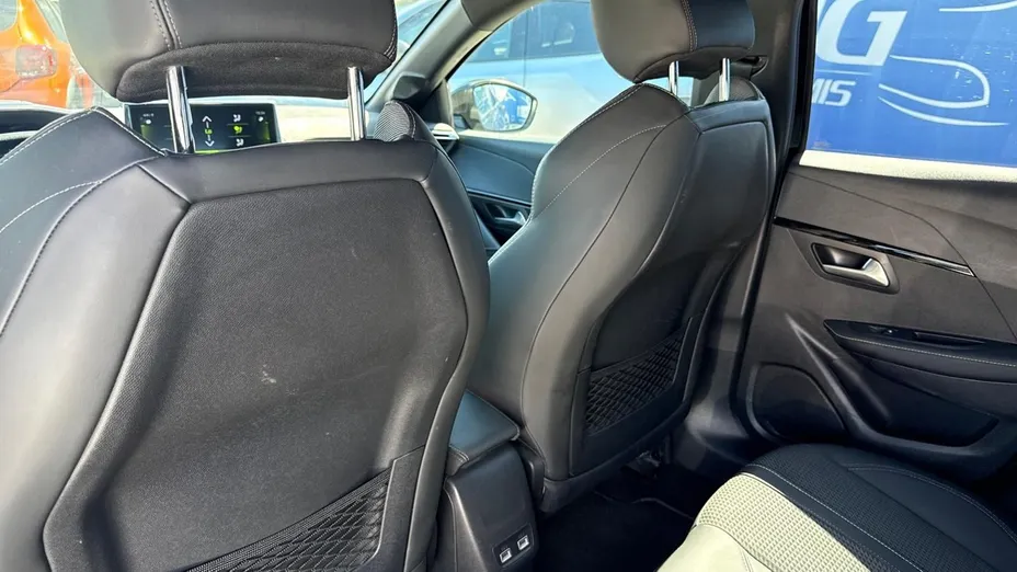 PEUGEOT 208 -