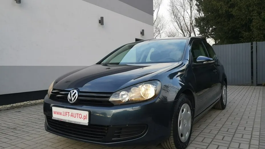 VOLKSWAGEN Golf -