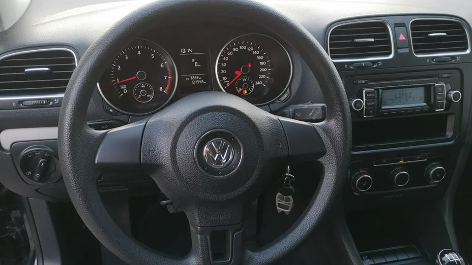 VOLKSWAGEN Golf -