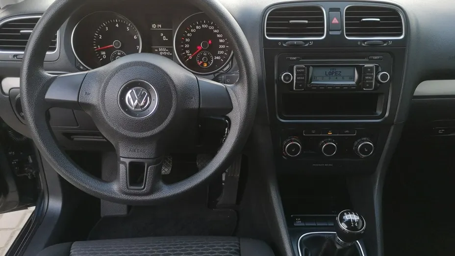 VOLKSWAGEN Golf -