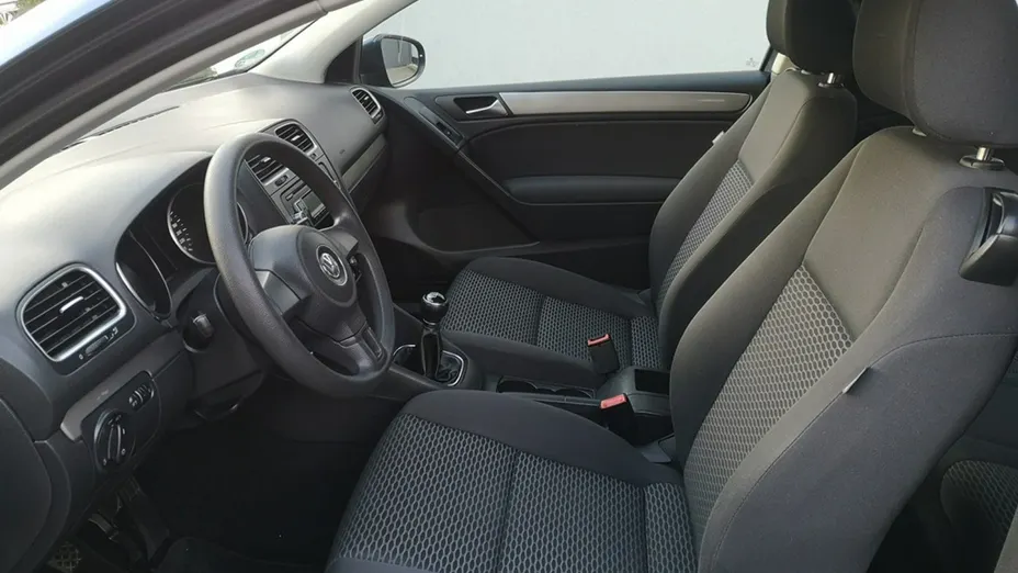 VOLKSWAGEN Golf -