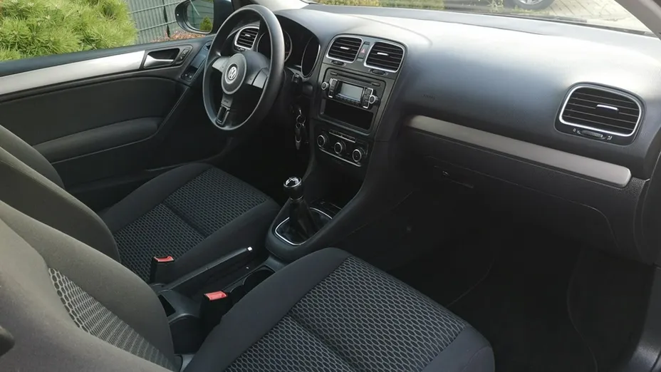 VOLKSWAGEN Golf -