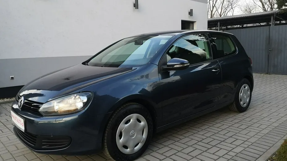 VOLKSWAGEN Golf -