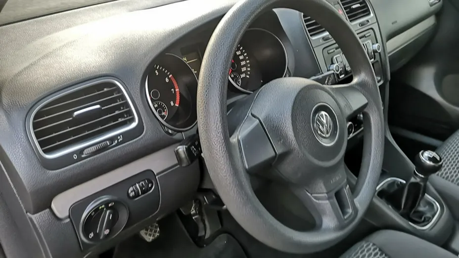 VOLKSWAGEN Golf -
