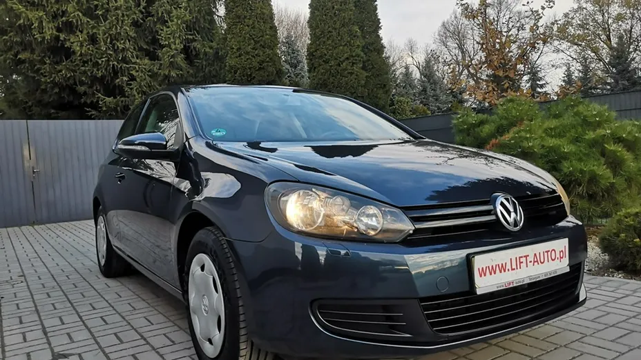 VOLKSWAGEN Golf -