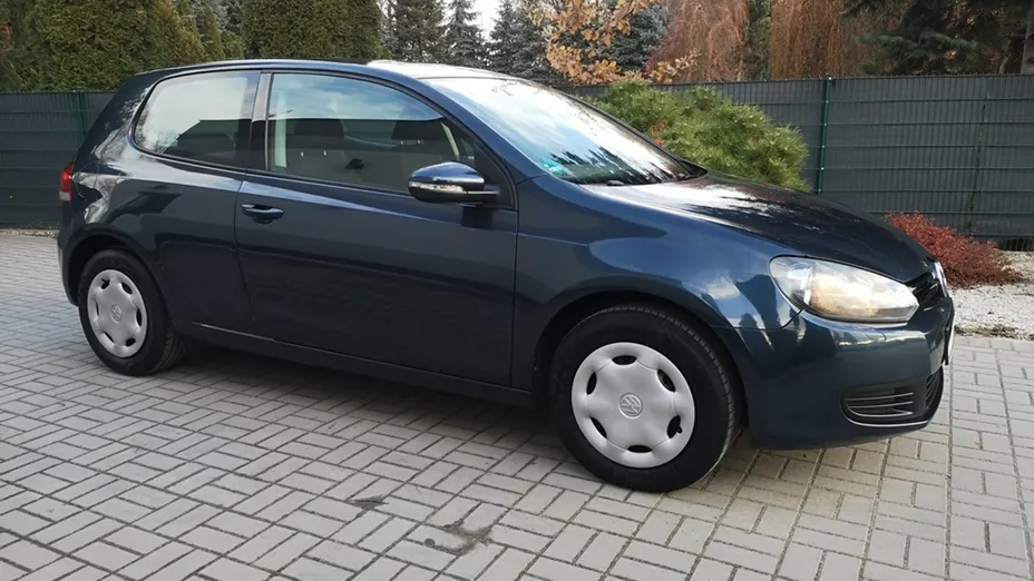 VOLKSWAGEN Golf -