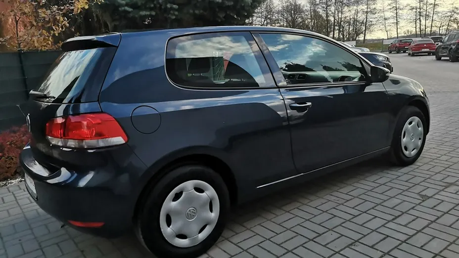 VOLKSWAGEN Golf -