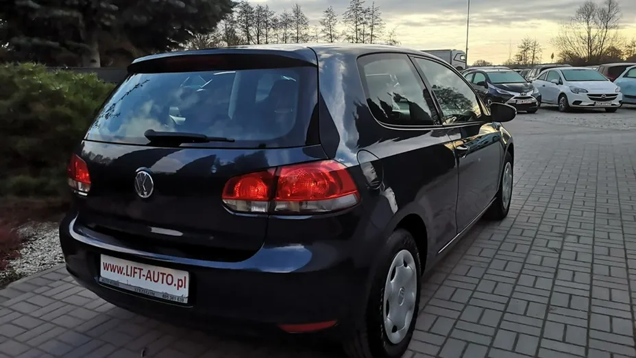 VOLKSWAGEN Golf -