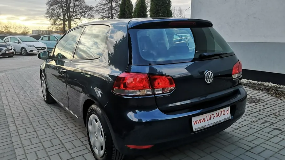 VOLKSWAGEN Golf -