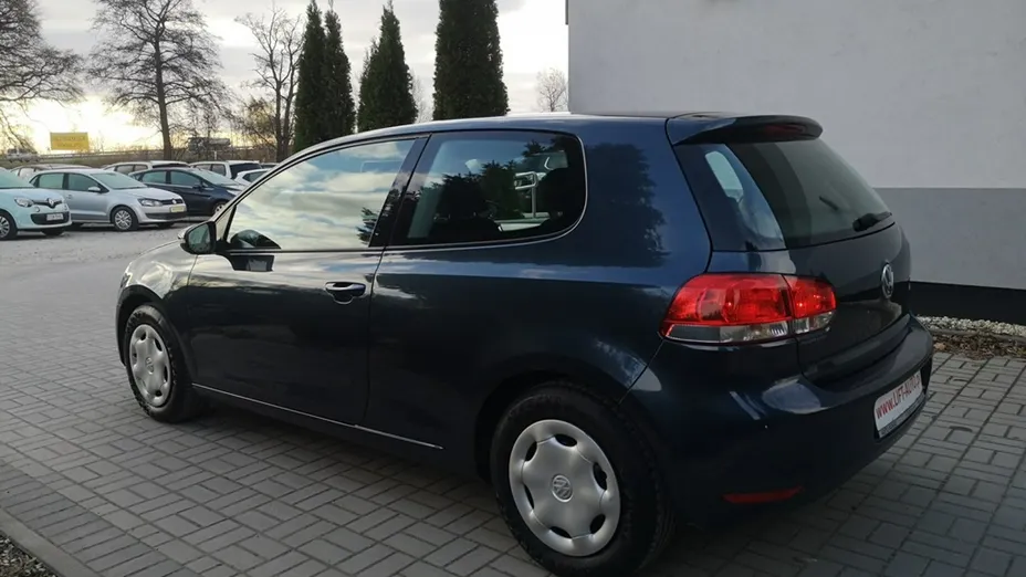 VOLKSWAGEN Golf -