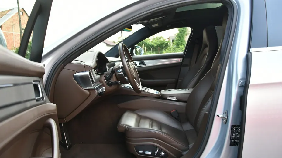 PORSCHE Panamera -
