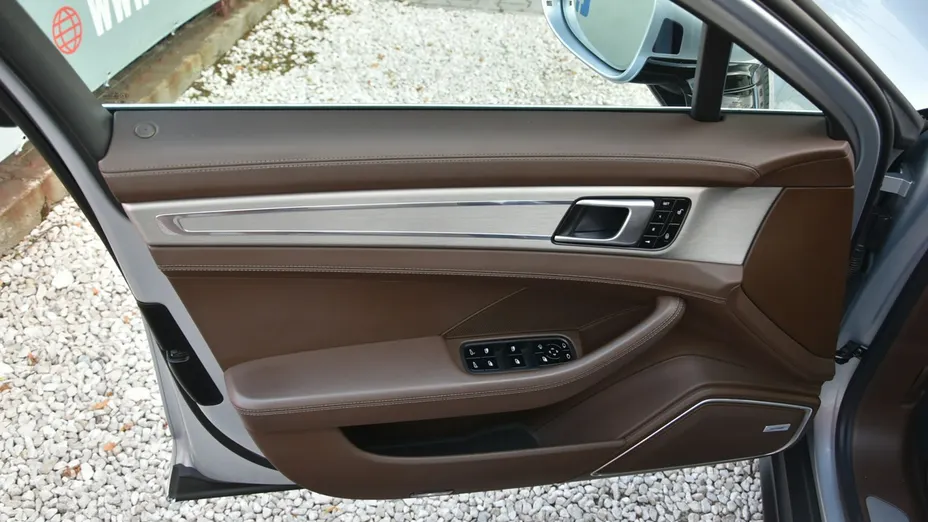 PORSCHE Panamera -