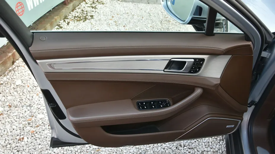 PORSCHE Panamera -