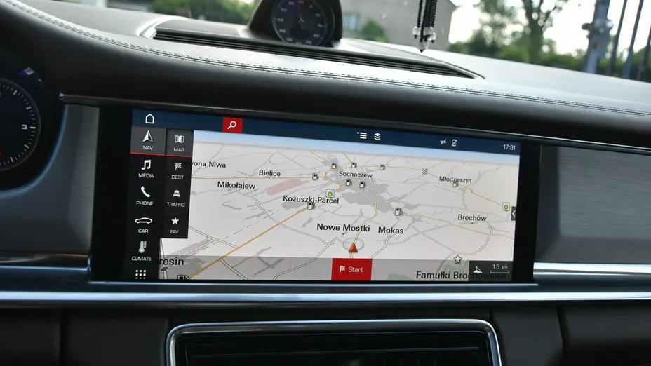 PORSCHE Panamera -