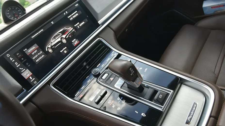 PORSCHE Panamera -