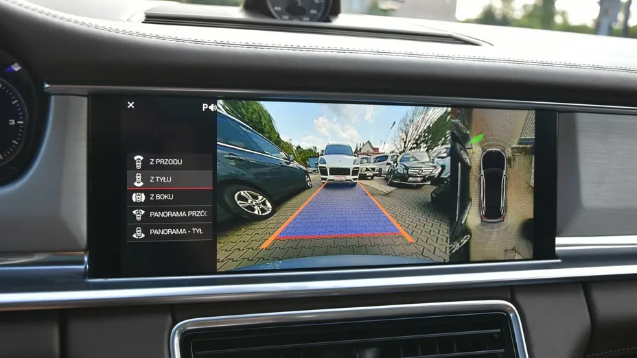 PORSCHE Panamera -