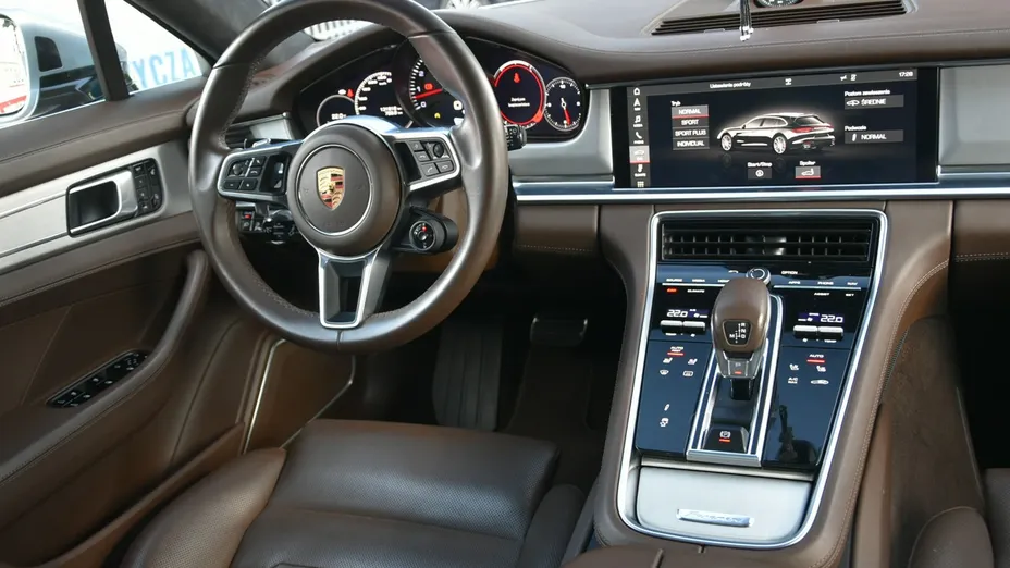 PORSCHE Panamera -