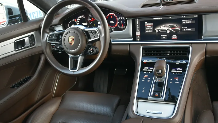 PORSCHE Panamera -