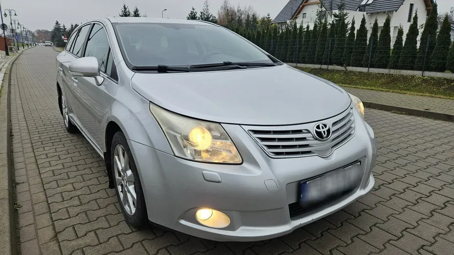 TOYOTA Avensis -