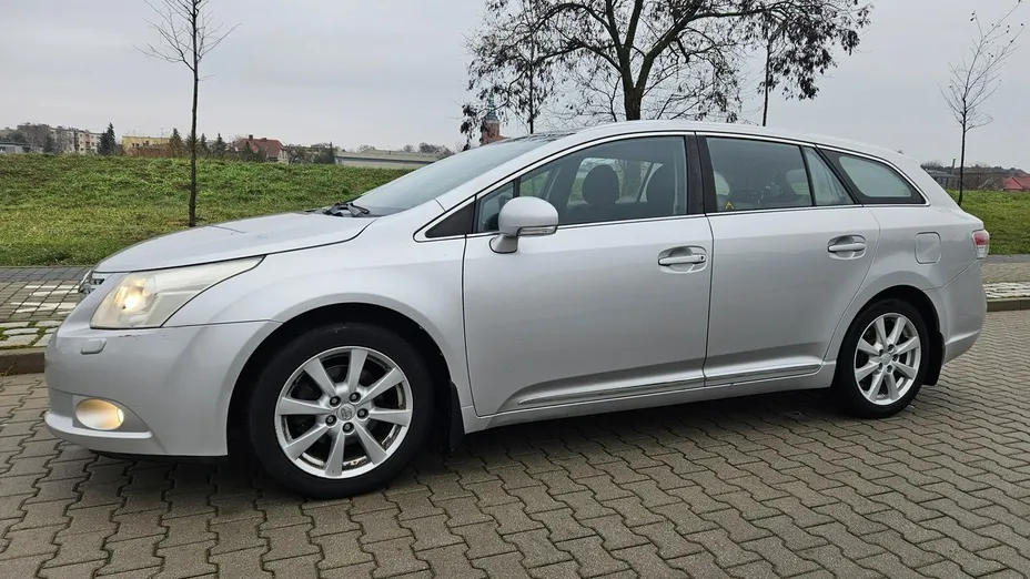 TOYOTA Avensis -