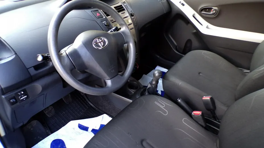 TOYOTA Yaris -