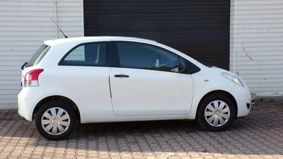 TOYOTA Yaris -