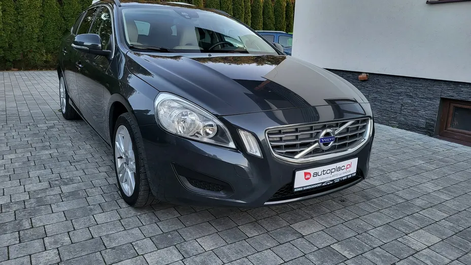 VOLVO V60 -
